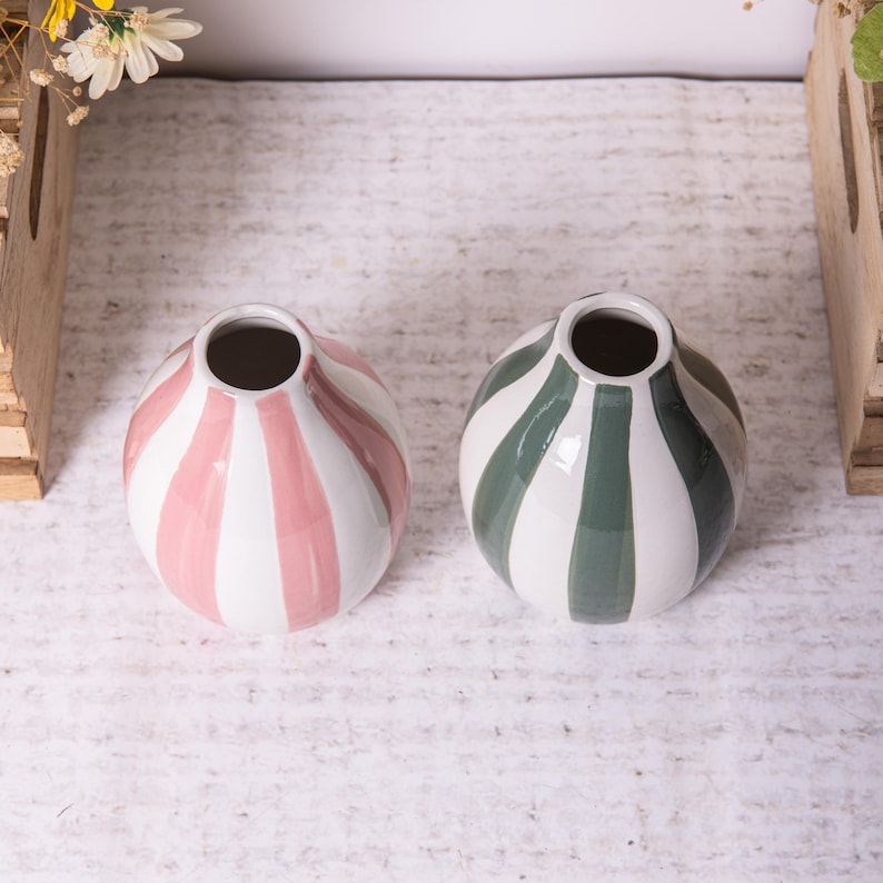Vase décoratif tulipe en céramique émaillée rayé rose, vert et blanc 13x10x10 cm