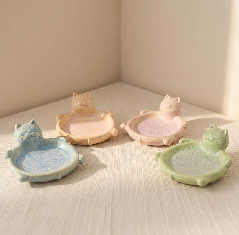 Chat en céramique porte-bijoux, plateau à bagues et bijoux, figurine grès émaillé, décoration chambre