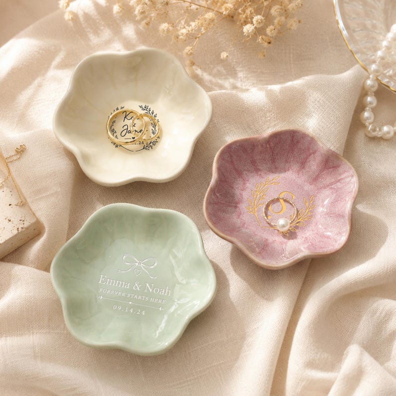 Porte-bijoux en céramique feuille de lotus avec initiales sculptées