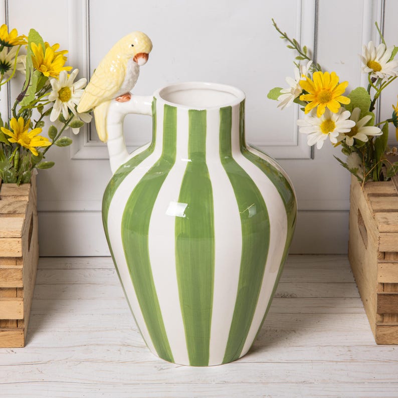 Vase en céramique rayée avec perroquet 3D – Vert, jaune et blanc