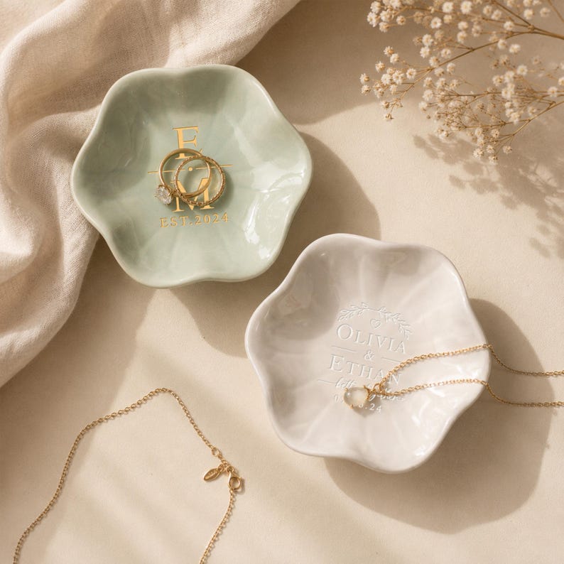 Porte-bijoux en céramique feuille de lotus avec initiales sculptées