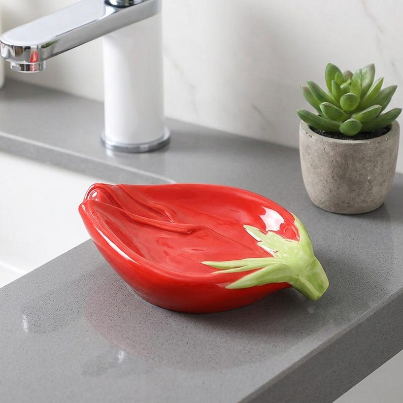 Porte-savon rose en céramique : support floral botanique drainant pour salle de bain