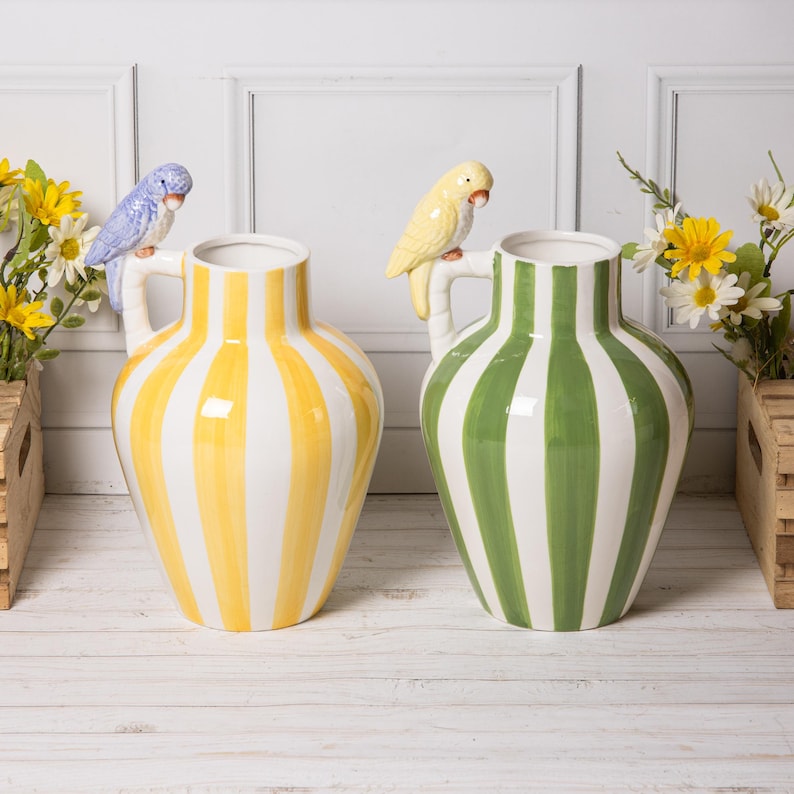 Vase en céramique rayée avec perroquet 3D – Vert, jaune et blanc
