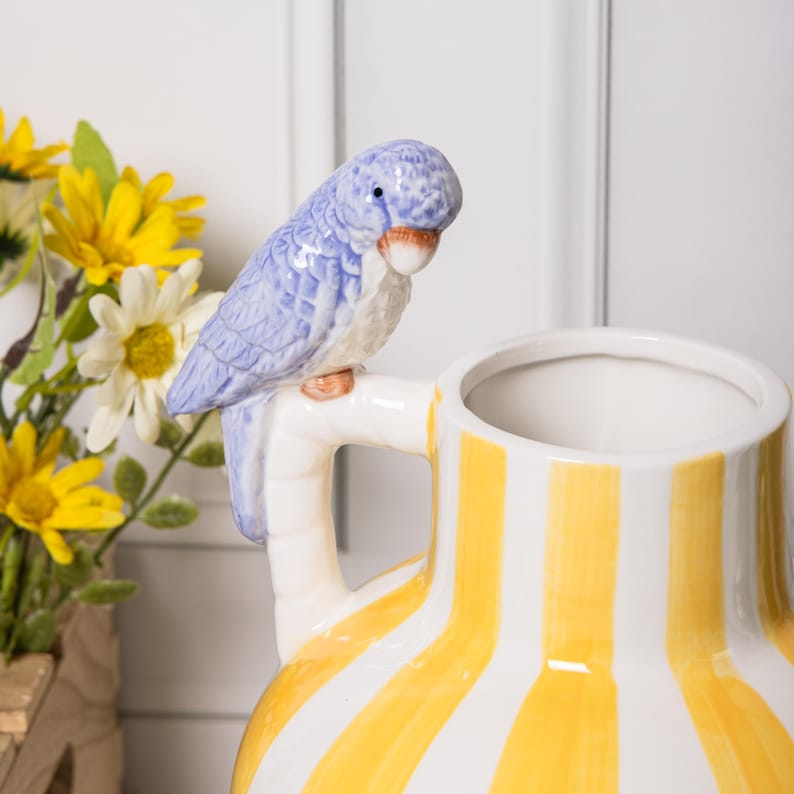 Vase en céramique rayée avec perroquet 3D – Vert, jaune et blanc