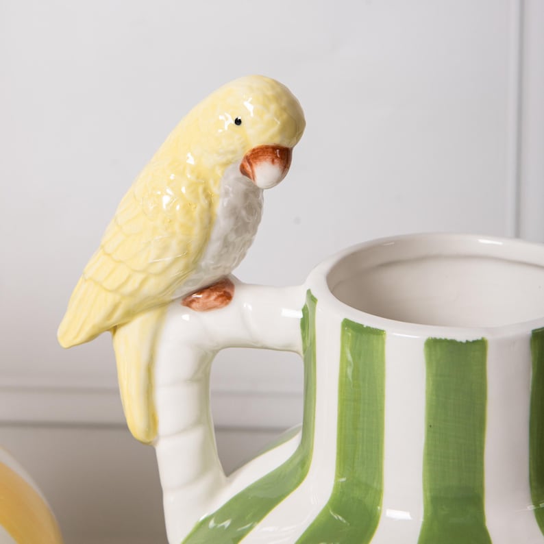 Vase en céramique rayée avec perroquet 3D – Vert, jaune et blanc