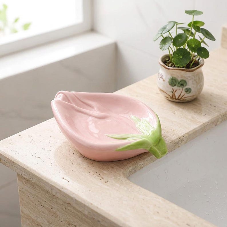 Porte-savon rose en céramique : support floral botanique drainant pour salle de bain