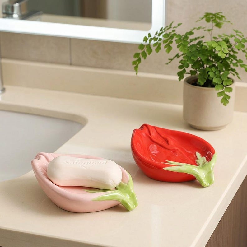 Porte-savon rose en céramique : support floral botanique drainant pour salle de bain
