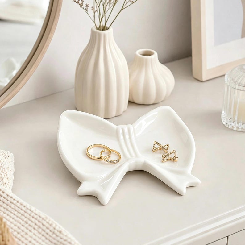Plateau minimaliste en céramique avec nœud, porte-bagues et organiseur de boucles d'oreilles