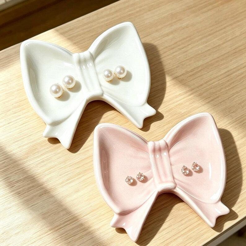 Plateau minimaliste en céramique avec nœud, porte-bagues et organiseur de boucles d'oreilles