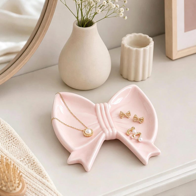 Plateau minimaliste en céramique avec nœud, porte-bagues et organiseur de boucles d'oreilles