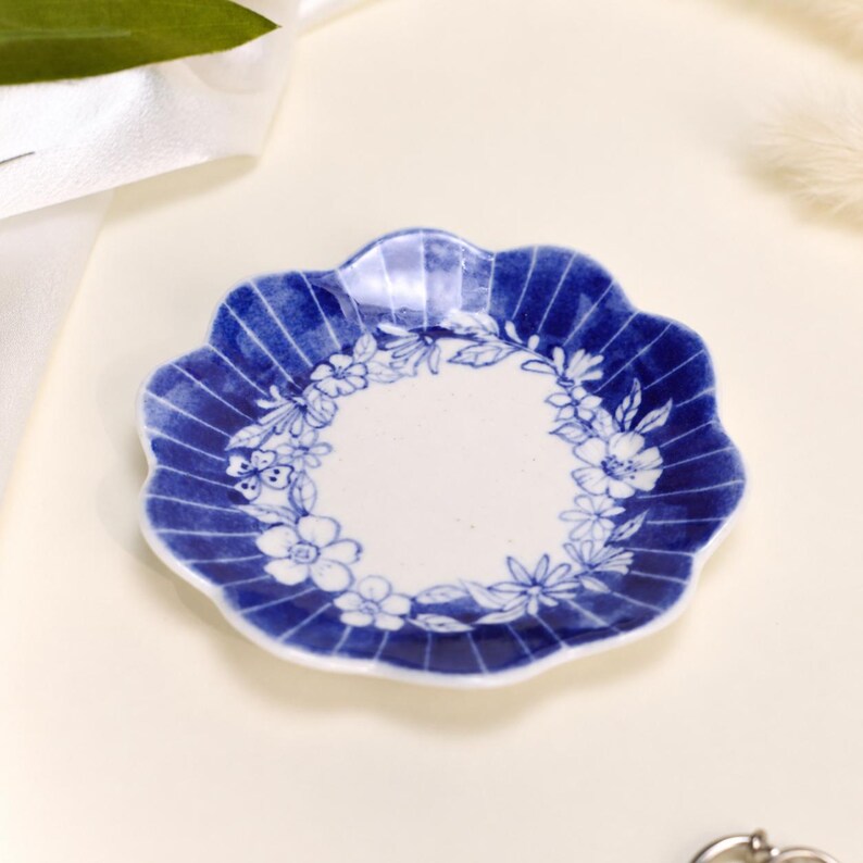 Plat à bijoux rond festonné en céramique bleue cannelée, motif couronne florale cobalt