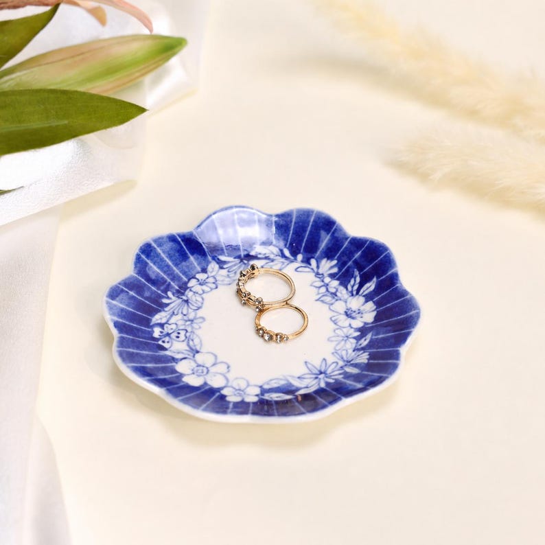 Plat à bijoux rond festonné en céramique bleue cannelée, motif couronne florale cobalt