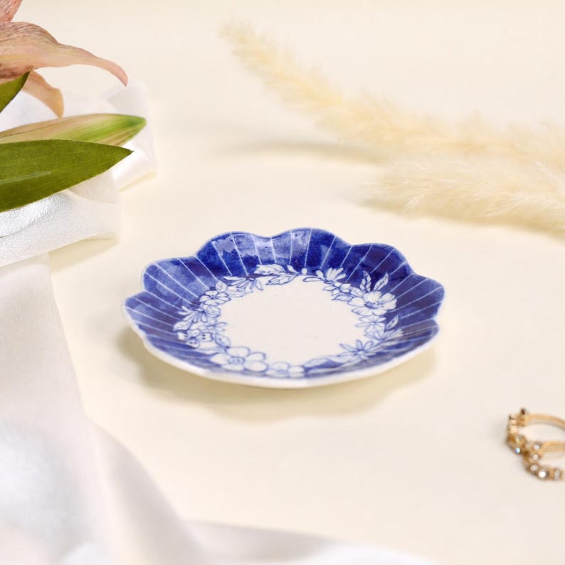 Plat à bijoux rond festonné en céramique bleue cannelée, motif couronne florale cobalt