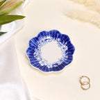 Plat à bijoux rond festonné en céramique bleue cannelée, motif couronne florale cobalt