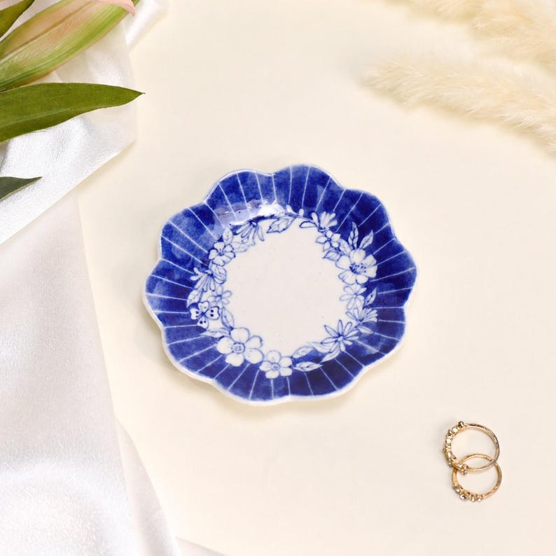 Plat à bijoux rond festonné en céramique bleue cannelée, motif couronne florale cobalt